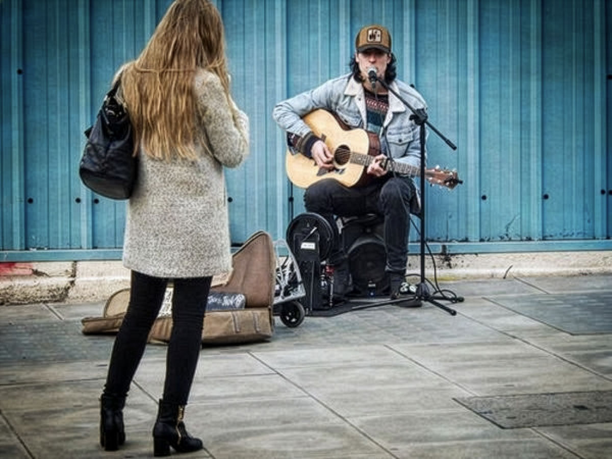 例題写真：路上ライブの男女